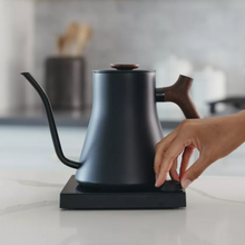Charger l'image dans la galerie, bouilloire électrique en utilisation dans une cuisine
