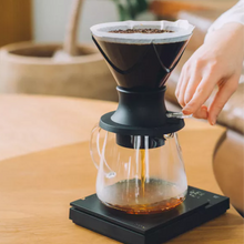 Charger l'image dans la galerie, préparation d'un café avec une cafetière hario switch
