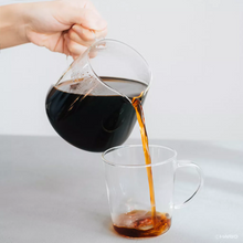 Charger l'image dans la galerie, carafe pour café en train de verser dans une tasse
