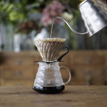 Charger l'image dans la galerie, bouilloire en train de verser un café V60
