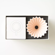 Charger l'image dans la galerie, Vue du dessus d'un kit d'origami pour café
